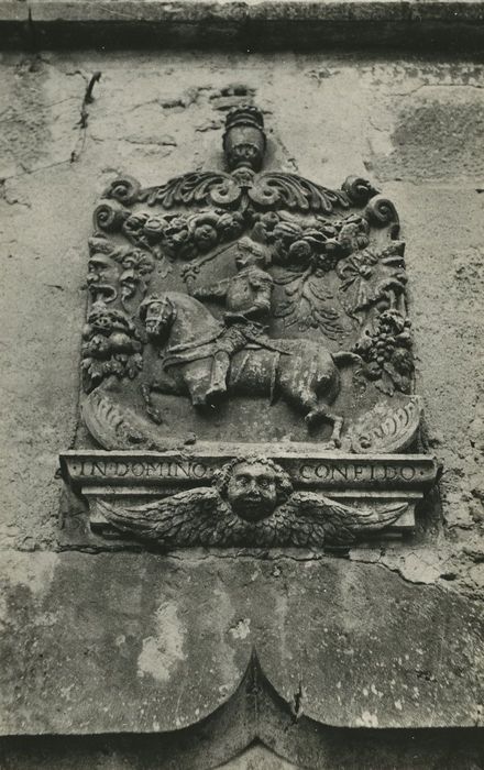 Maison dite de Saint-Georges : Détail du bas-relief surmontant la porte d’accès de la façade sur rue