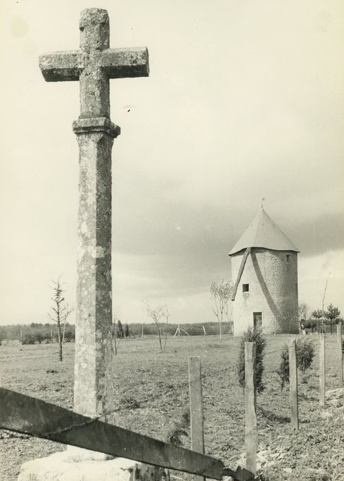 Moulin à vent, croix de chemin, vue générale