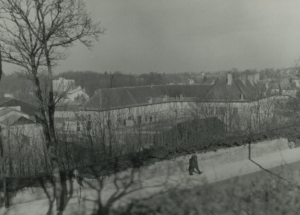 Couvent des Cordeliers (ancien) : Vue partielle des bâtiments dans leur environnement depuis l’Est