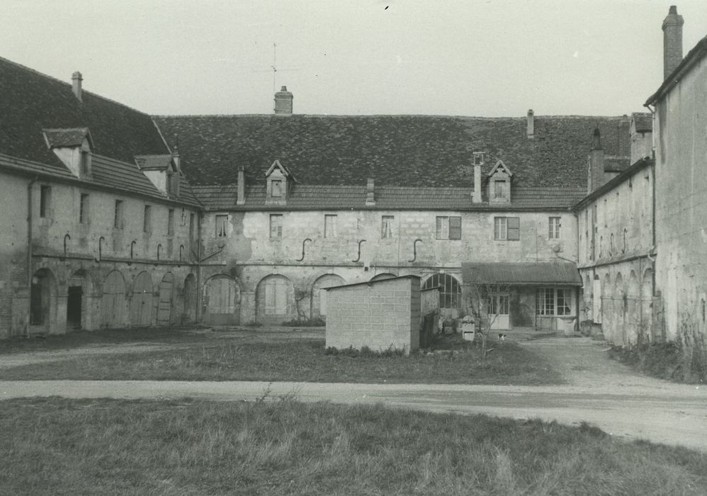 Couvent des Cordeliers (ancien) : Cour du cloître, vue générale des façades