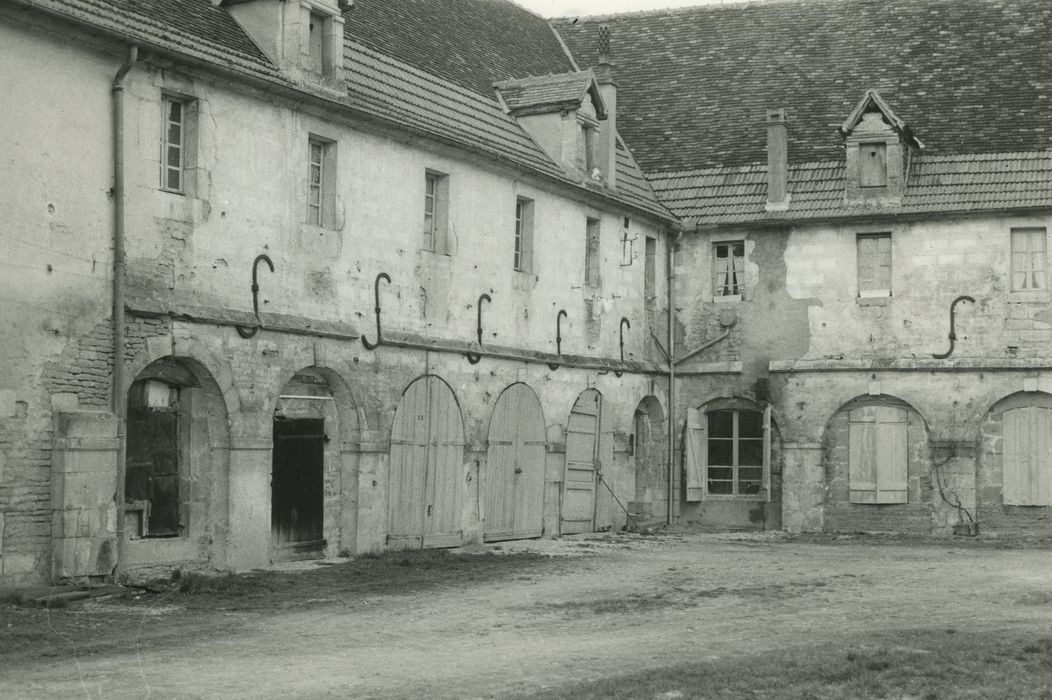 Couvent des Cordeliers (ancien) : Cour du cloître, ailes ouest et nord, façades est et sud, vue partielle