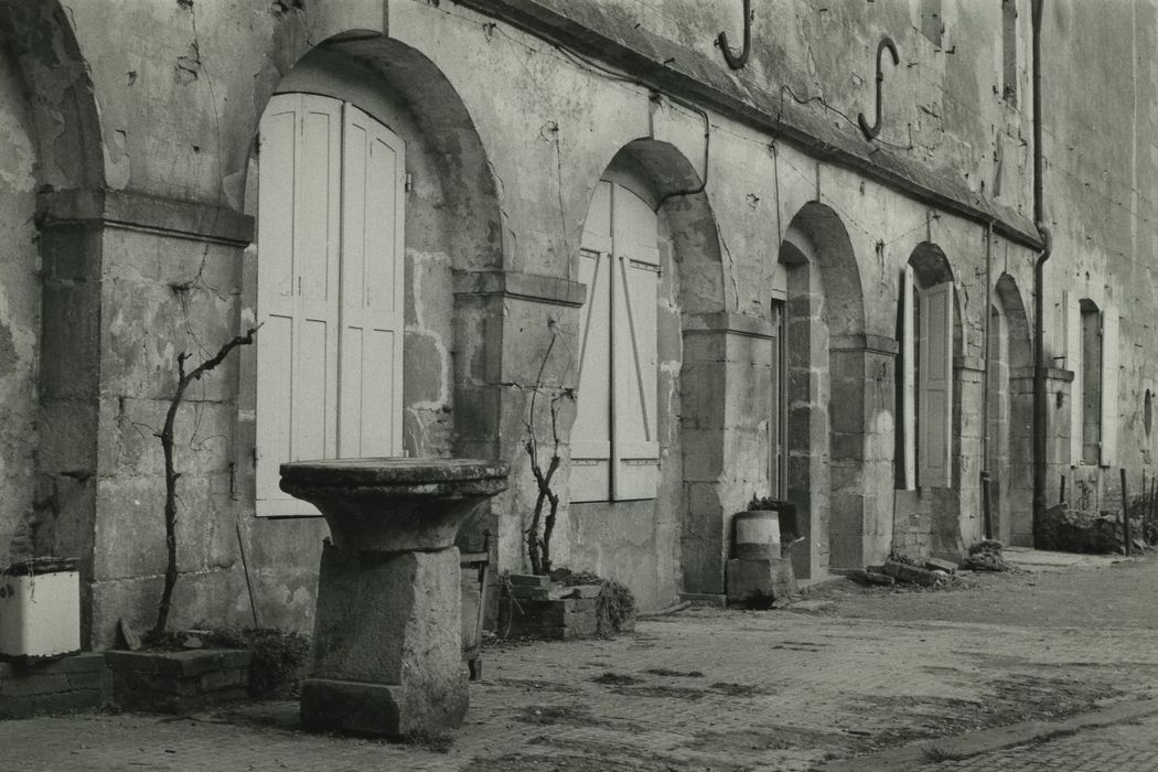 Couvent des Cordeliers (ancien) : Cour du cloître, aile est, façade ouest, vue partielle