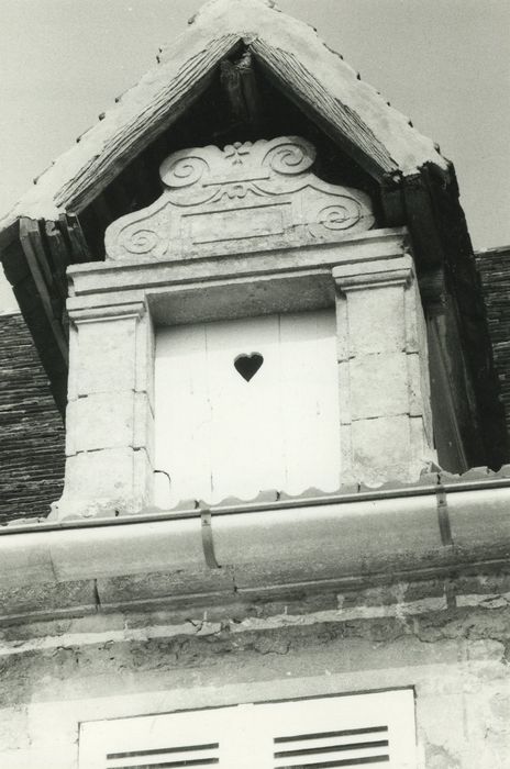 Couvent des Cordeliers (ancien) : Détail d’une lucarne donnant sur le cloître