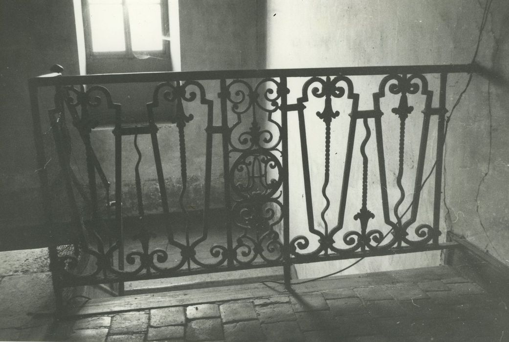 Couvent des Cordeliers (ancien) : Aile est, escalier, détail du garde corps