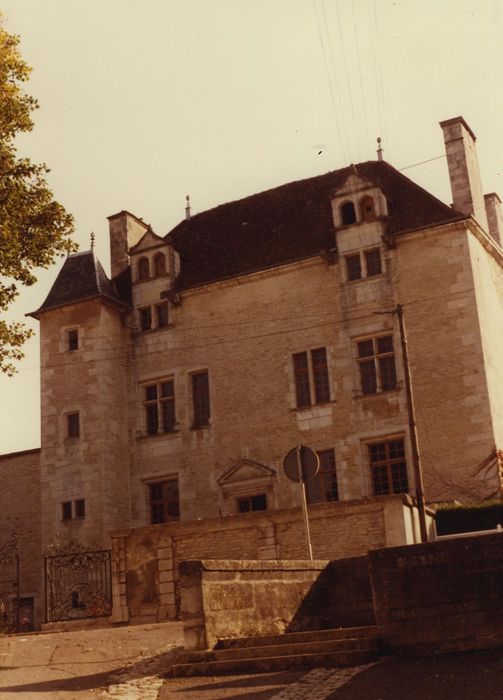 Bibliothèque municipale (ancien auditoire royal et chambre de ville) : Façade nord, vue générale