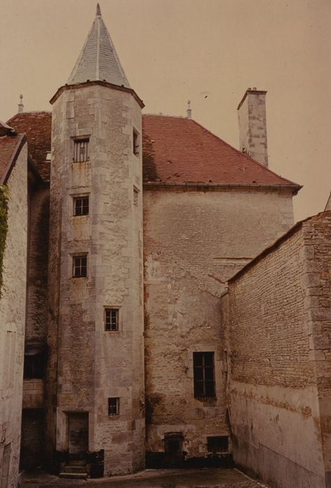 Bibliothèque municipale (ancien auditoire royal et chambre de ville) : Façade sud, vue générale