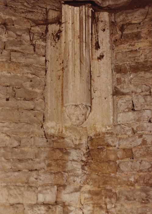 Bibliothèque municipale (ancien auditoire royal et chambre de ville) : Escalier à vis, détail d’un culot