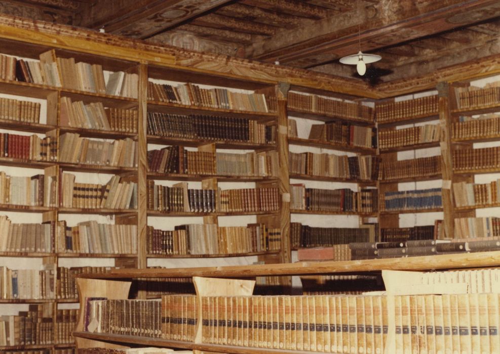 Bibliothèque municipale (ancien auditoire royal et chambre de ville) : Salle du 1er étage, vue partielle