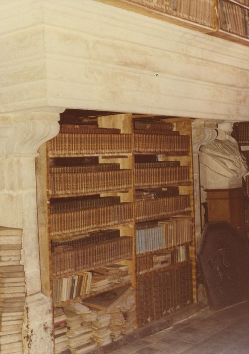 Bibliothèque municipale (ancien auditoire royal et chambre de ville) : Salle du 1er étage, cheminée monumentale, vue partielle