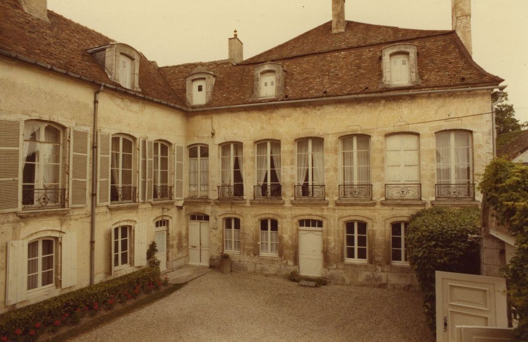 Hôtel du Congrès : Cour intérieure, aile sud, façade nord, vue générale