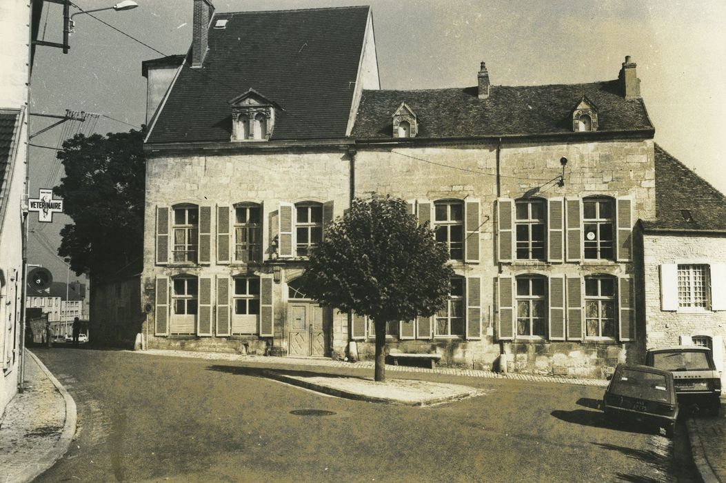 Maison : Façade sur rue, vue générale