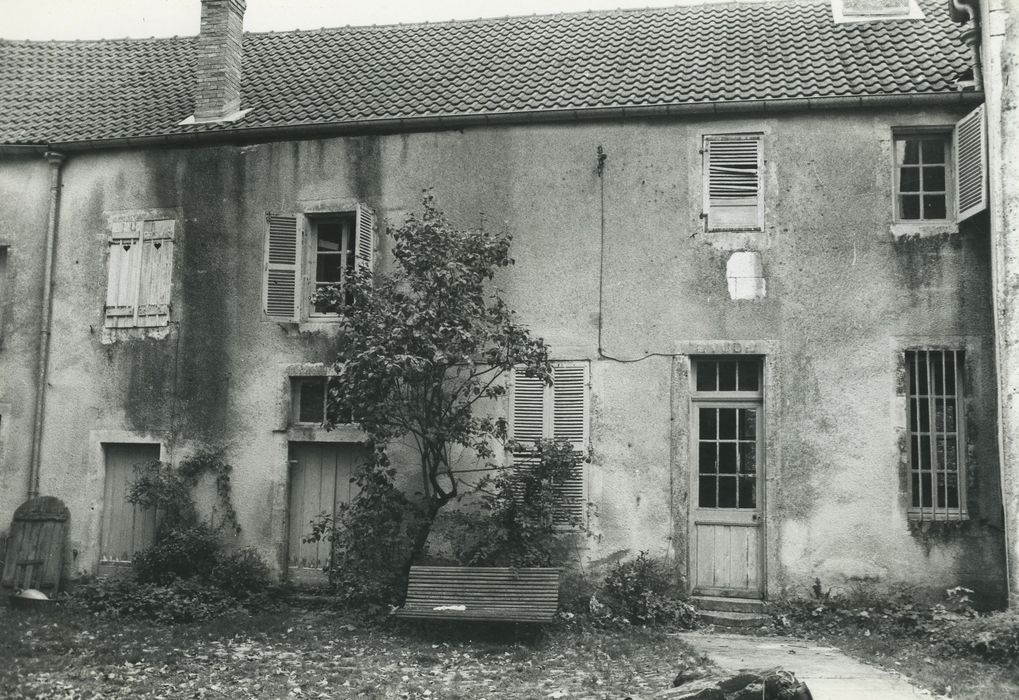 Maison : Façade sur cour, vue partielle