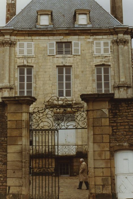 Hôtel de Clermont-Tonnerre (ancienne chapelle des Ursulines) : Grilles d’accès ouest à la cour d’honneur