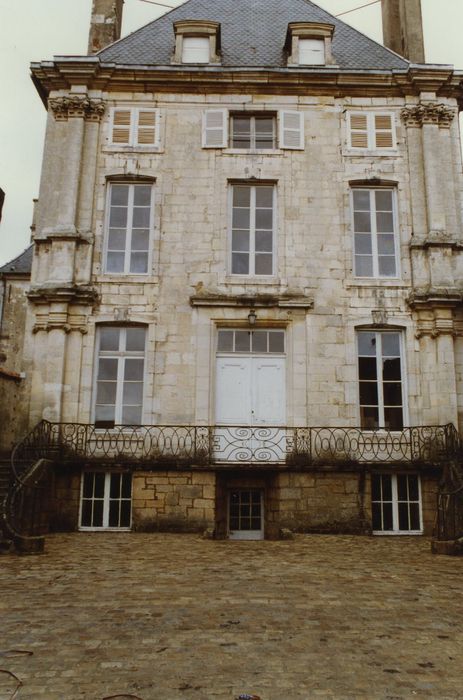 Hôtel de Clermont-Tonnerre (ancienne chapelle des Ursulines) : Façade ouest, vue générale