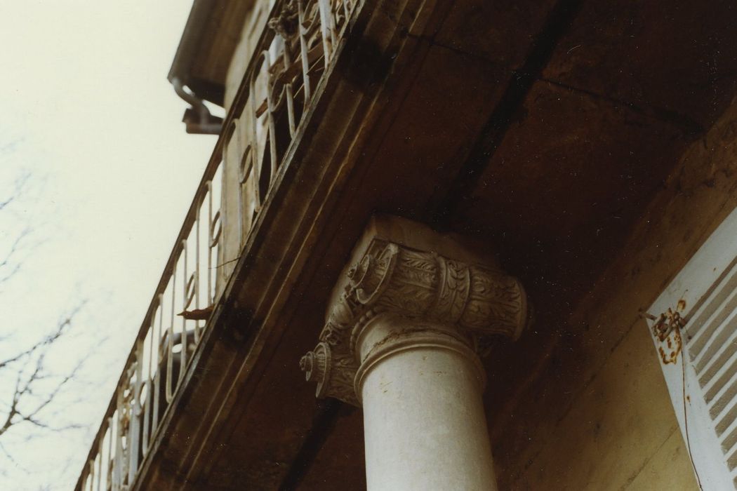 Hôtel de Clermont-Tonnerre (ancienne chapelle des Ursulines) : Façade est, détail d’un chapiteau