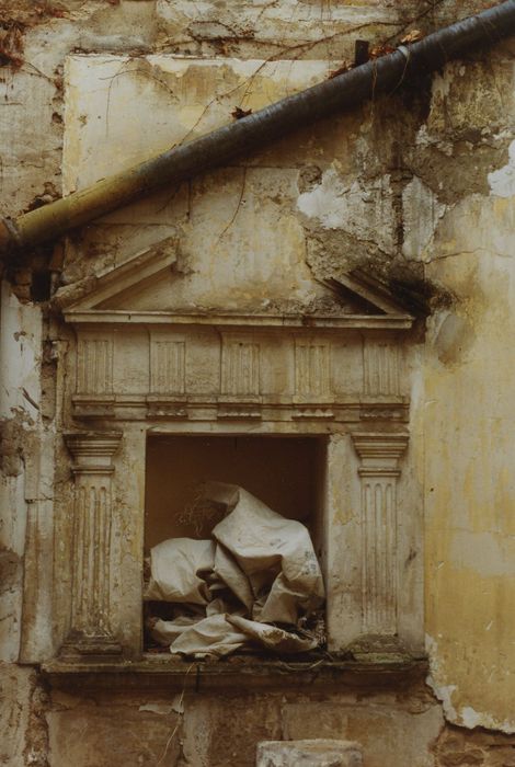 Hôtel de Clermont-Tonnerre (ancienne chapelle des Ursulines) : Courette sud, détail d’une niche