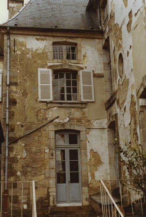 Hôtel de Clermont-Tonnerre (ancienne chapelle des Ursulines) : Aile en retour (ancien bras de transept), façade ouest, vue générale