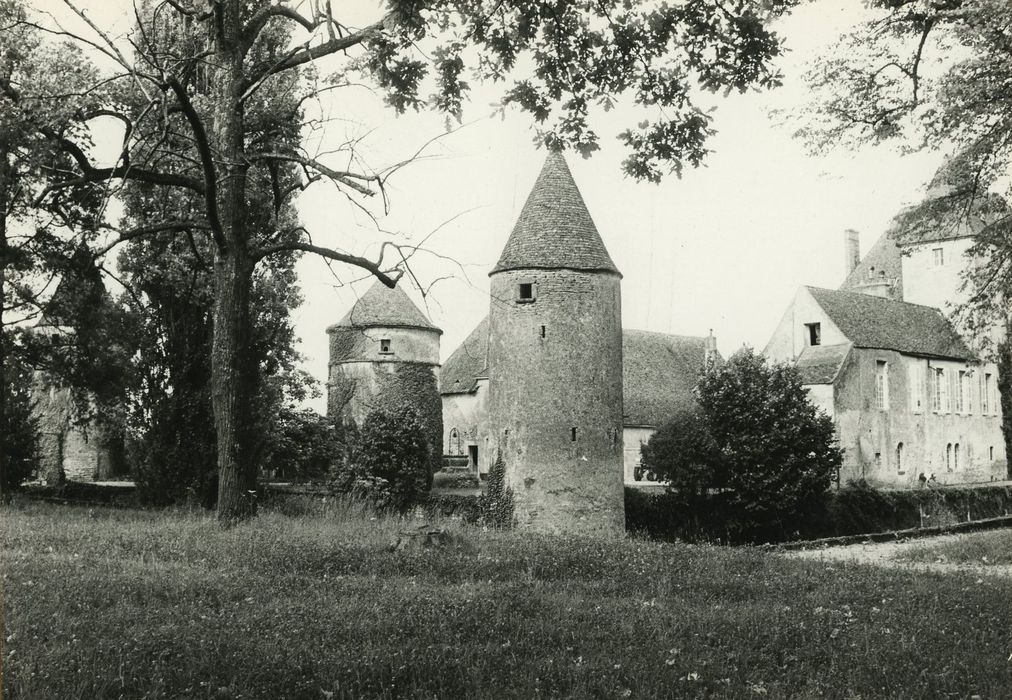 Château : Tourelle sud-ouest, vue générale