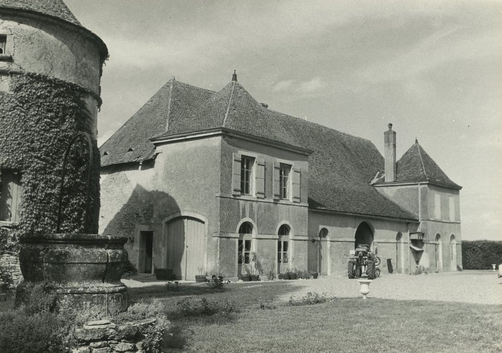 Château : Communs, façade sud, vue générale