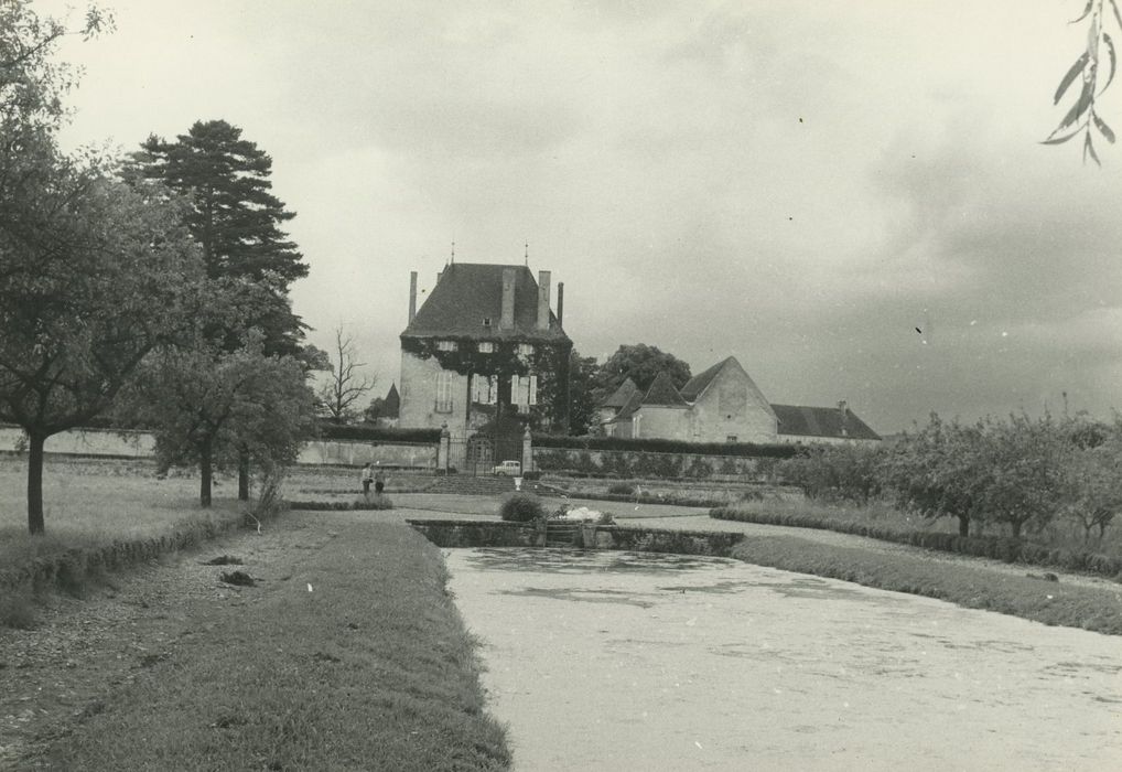 Château : Ensemble est depuis le canal