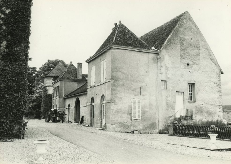 Château : Communs, façades sud et est, vue générale