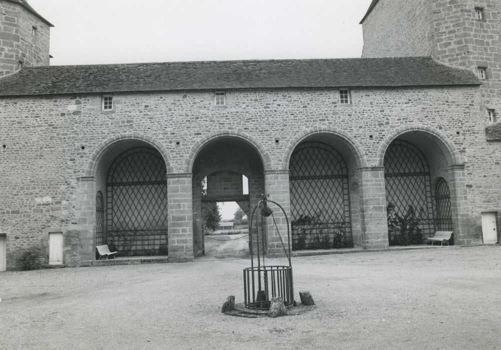 Château du Roussay : Portique sur cour, élévation ouest, vue générale