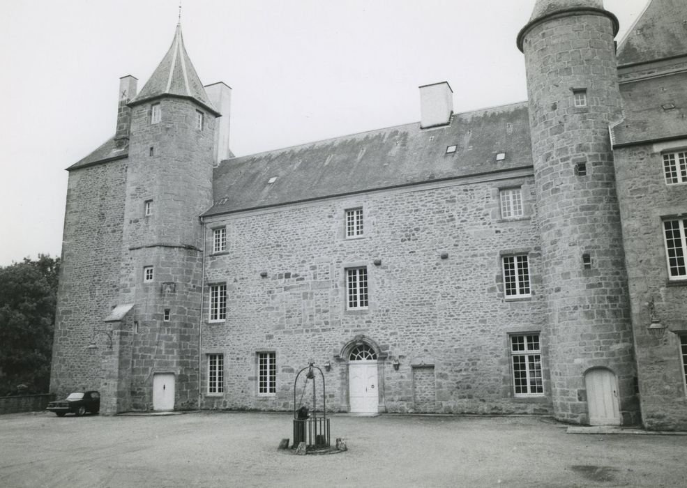 Château du Roussay : Corps de logis, façade nord, vue partielle