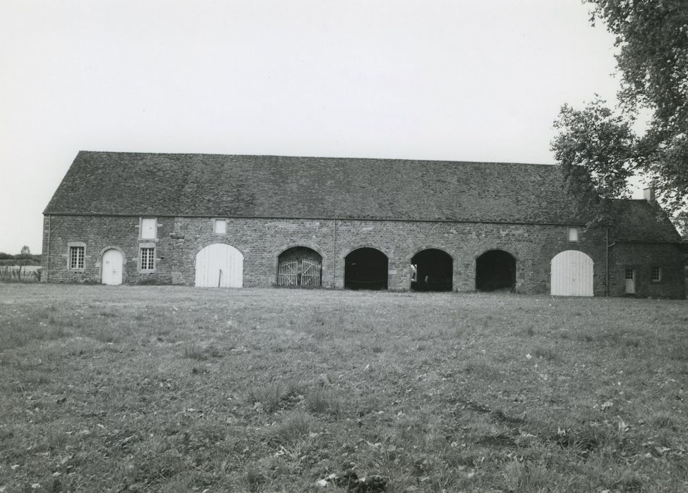 Château du Roussay : Granges et remises, ensemble sud-ouest, vue générale