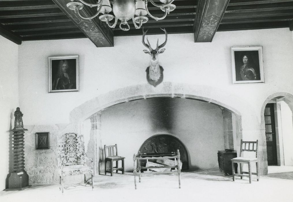 Château du Roussay : Corps de logis, salle à manger, cheminée monumentale, vue générale