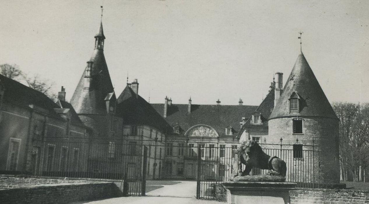 Château de Commarin : Ensemble est, vue générale