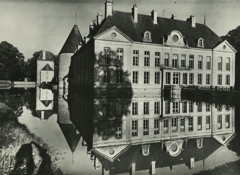 Château de Commarin : Façades nord et ouest, vue générale