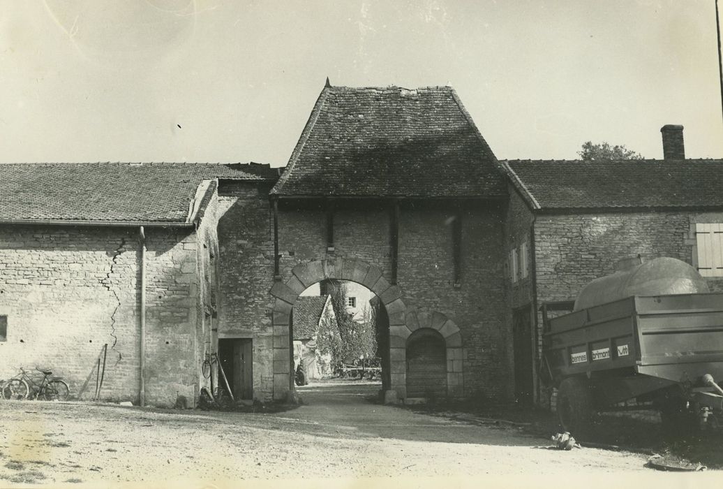 Château : Portail sud d’accès à la basse-cour, vue générale