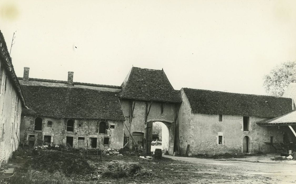 Château : Basse-cour, bâtiments sud, ensemble nord, vue générale