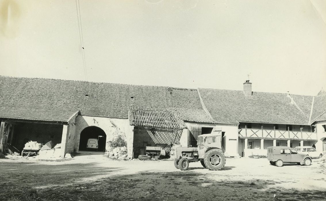 Château : Basse-cour, bâtiments ouest, ensemble est, vue générale