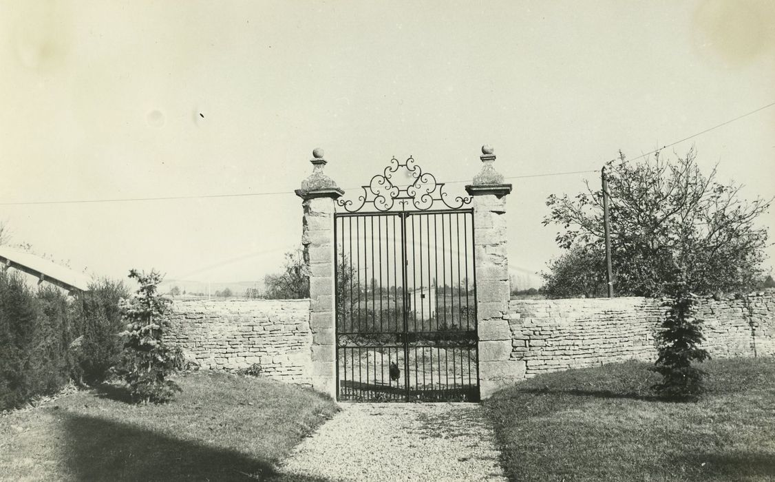 Château : Grilles d’accès nord, vue générale