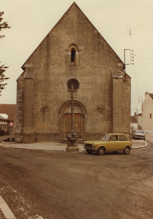 Eglise Saint-Pierre : Façade occidentale, vue générale