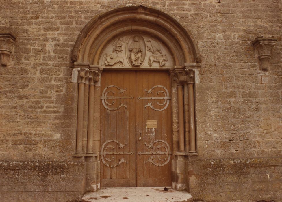 Eglise Saint-Pierre : Portail occidental, vue générale