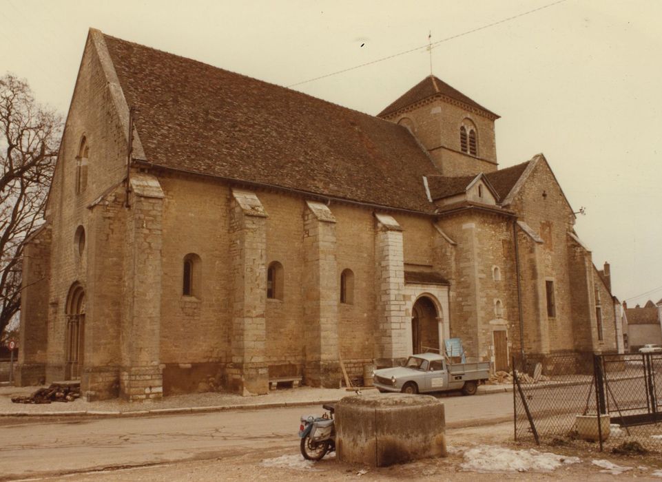 Eglise Saint-Pierre : Façade latérale sud, vue générale