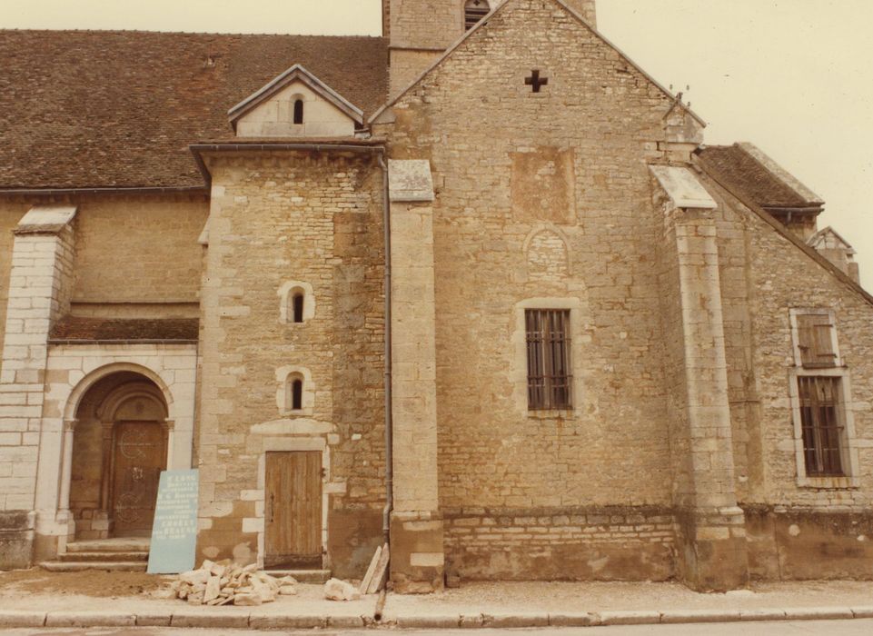 Eglise Saint-Pierre : Façade latérale sud, vue partielle