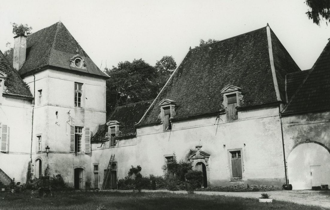 Château : Aile latérale est, façade ouest, vue générale