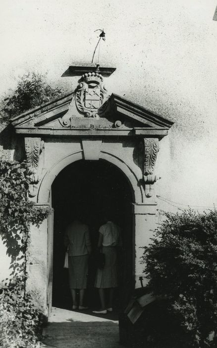 Château : Aile latérale est, façade ouest, détail de la porte d’accès