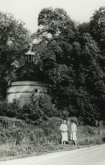 Château : Pigeonnier, vue générale