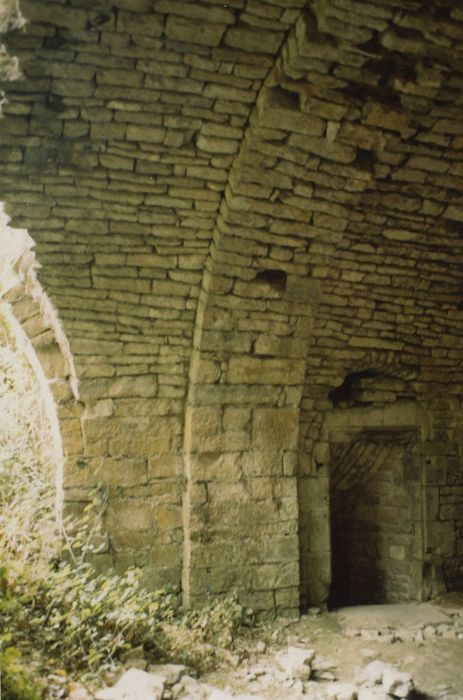 Abbaye Saint-Vivant (ruines) ou vestiges de l'abbaye Saint-Vivant : 2e étage de soubassement du logis abbatial, détail des maçonneries