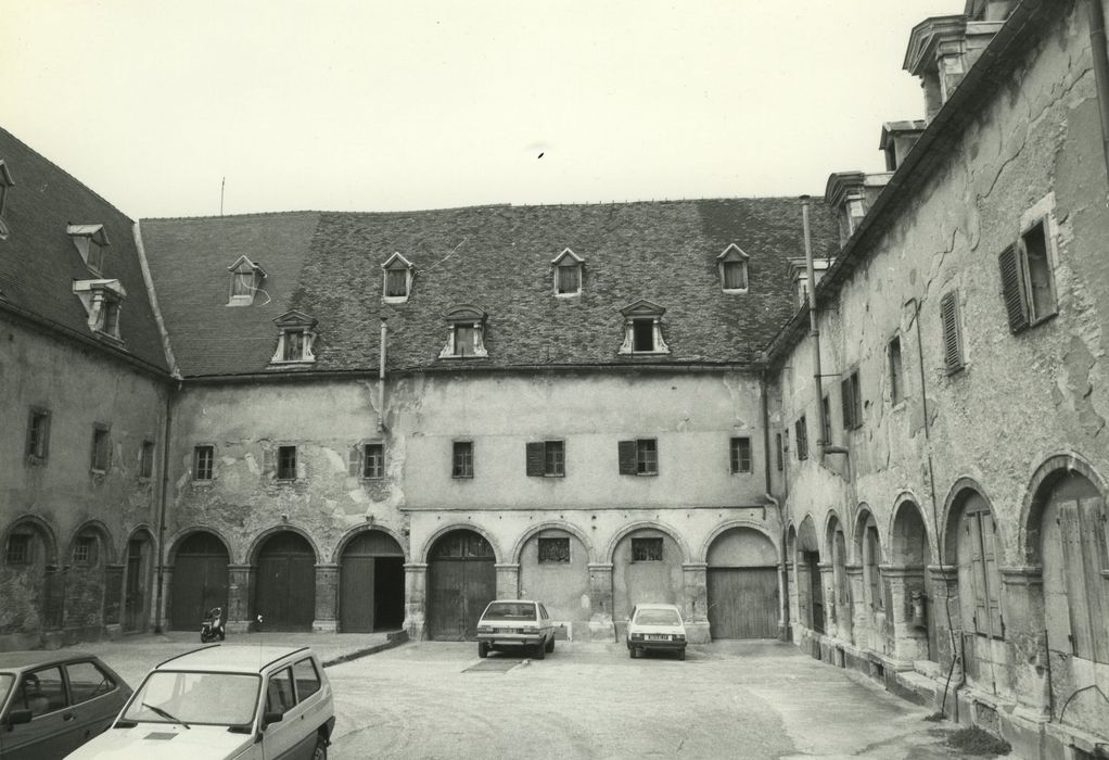 vue générale des bâtiments sur l’ancien cloître