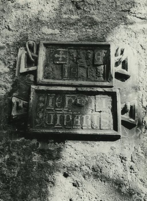 Synagogue : Tombes provenant de l’ancien cimetère juif