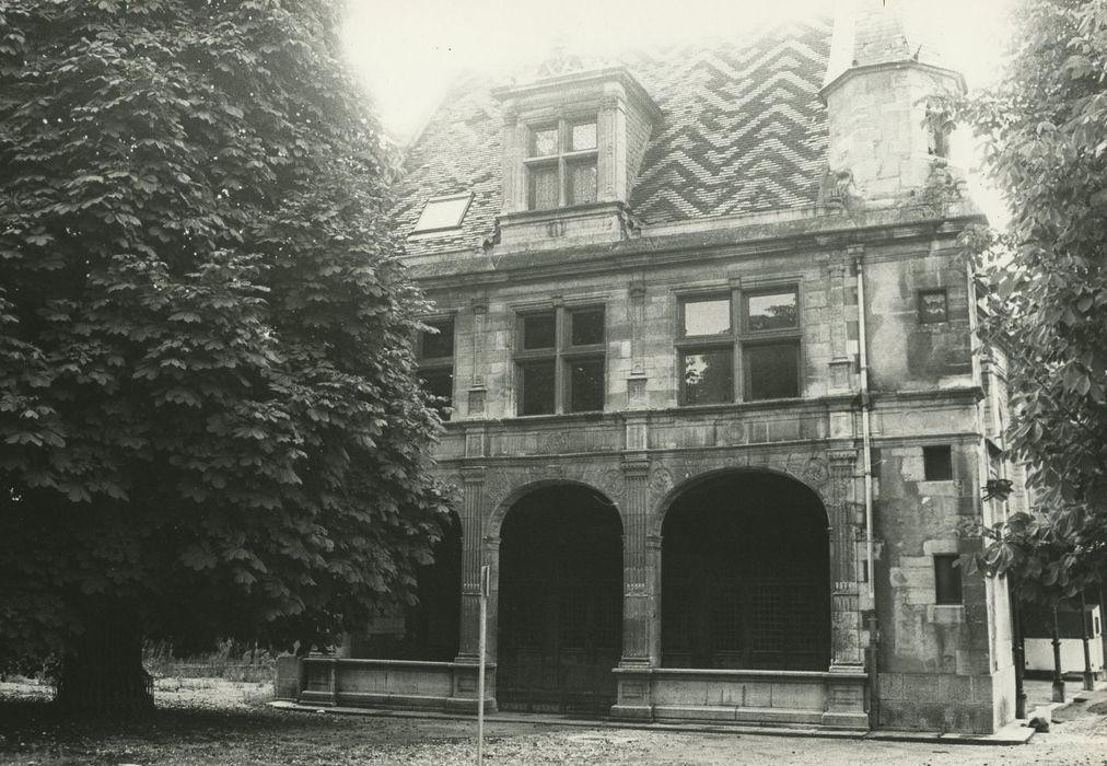 Ecole Saint-François de Sales (ancienne) : Façade du pavillon renaissance sur cour, vue partielle