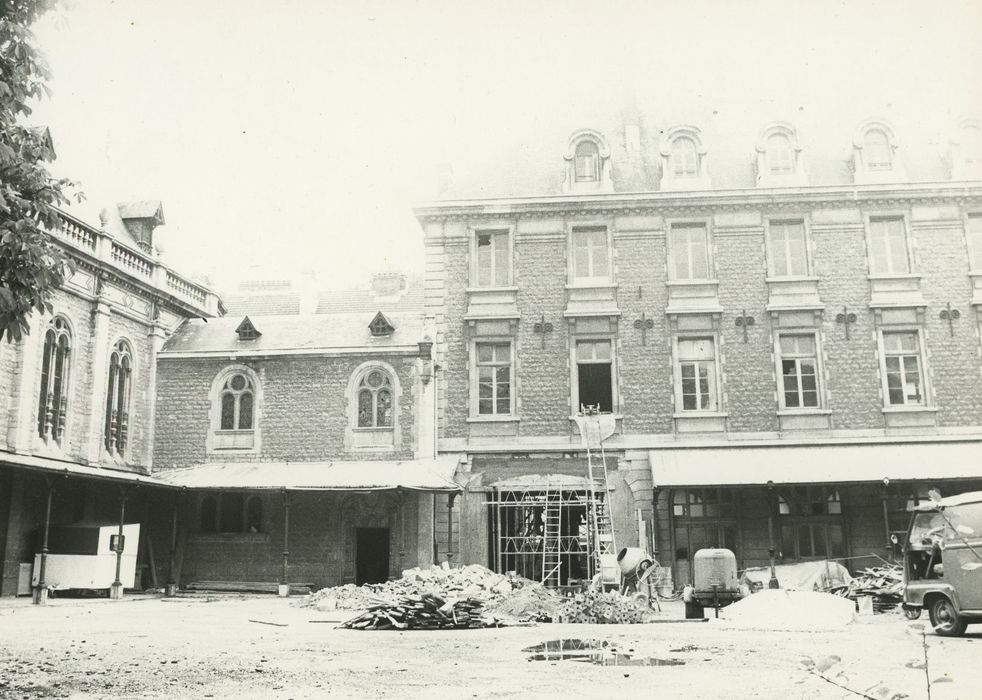 Ecole Saint-François de Sales (ancienne) : Bâtiments sur cour, vue partielle