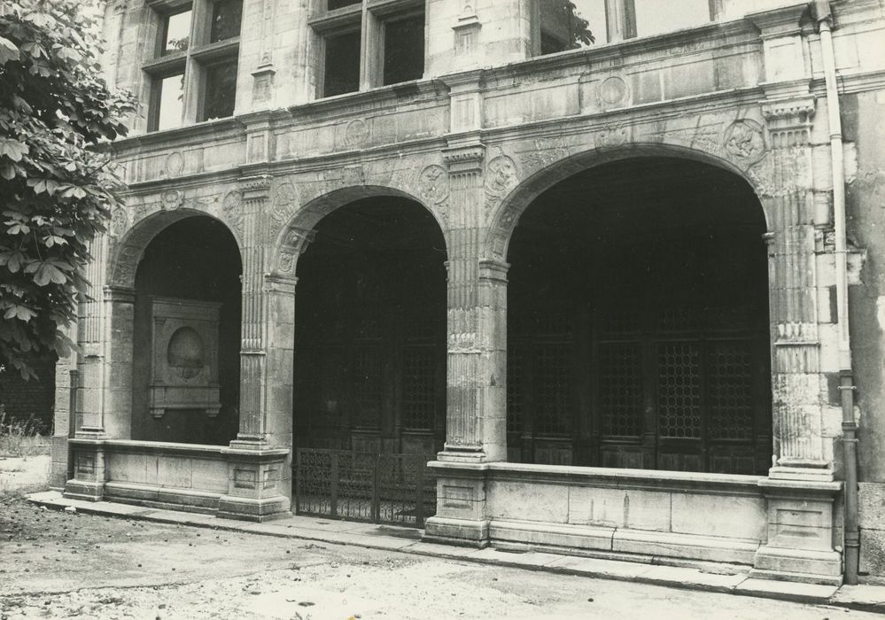 Ecole Saint-François de Sales (ancienne) : Pavillon renaissance sur cour, vue partielle