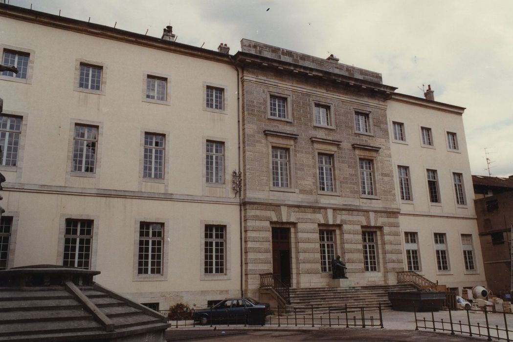 Ancien palais abbatial Saint-Benigne : Façade sur cour, vue partielle