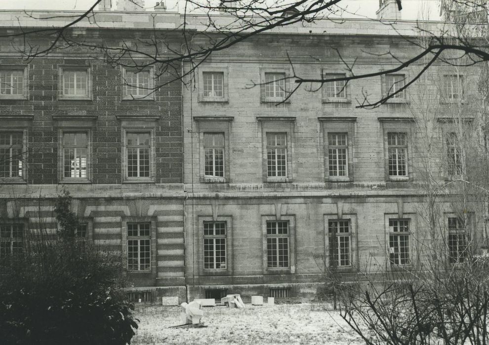 Ancien palais abbatial Saint-Benigne : Façade sur jardin, vue partielle